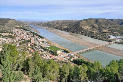 Las extensas franjas de lodo que la sequía ha dejado a la vista en el curso del Segre en Mequinensa.