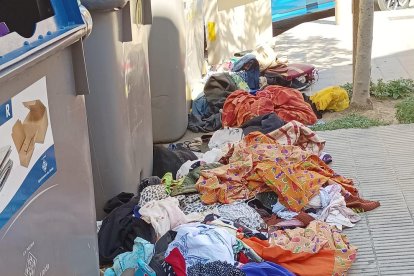 Ropa en el suelo en la calle del Hostal de La Bordeta.