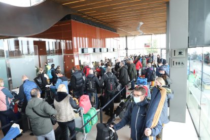 Els últims passatgers dels vols de Quality Travel, que van sortir ahir cap a Suècia des d’Alguaire.