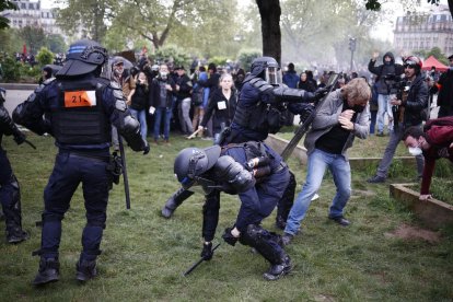 Enfrentamientos entre policías y manifestantes durante la protesta el Primero de mayo en París.