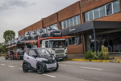 Els primers Silence S04, el nanocar elèctric d'Acciona, han començat a sortir de la línia de muntatge de la nova fàbrica a la Zona Franca de Barcelona.