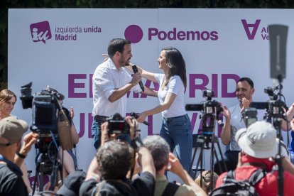 Garzón y Belarra se dan un abrazo durante un mitin, ayer en Madrid.