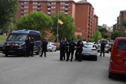 Mossos y urbanos en la zona del primer tiroteo, en mayo de 2021. 