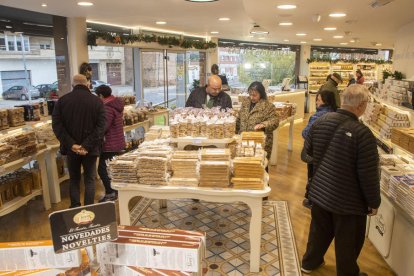 Algunos de los clientes que ha recibido estos días el establecimiento de Torrons Vicens en Agramunt