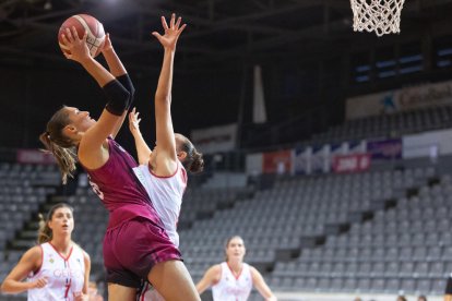 Una jugadora del CB Lleida lanza a canasta en el anterior partido.