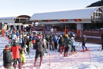 Alguns dels esquiadors que ahir van visitar les pistes de Port Ainé.