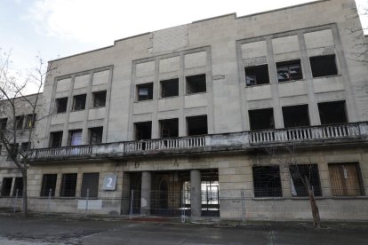 Vista de l’antiga Capitania d’Infanteria, en estat d’abandó.