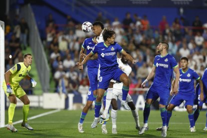 Imagen del cabezazo de Militao, que supuso el gol del triunfo.