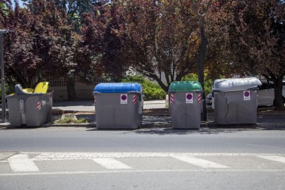 Imagen de los contenedores ayer tras el incidente.