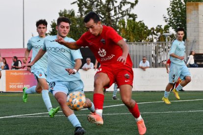 Un jugador de l’Alpicat intenta controlar una pilota.