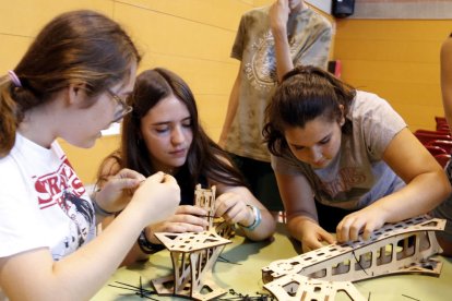 Alumnes de l’institut Torre Vicens de Lleida munten un dron.