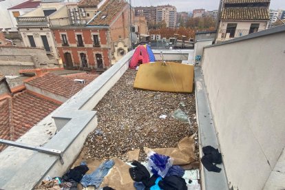 Este espacio junto a los restos del antiguo barrio judío es el ‘hogar’ de un ‘sin techo’.