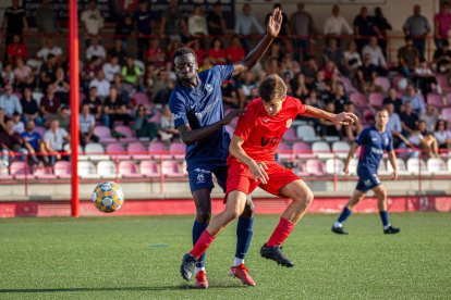 Abdoulaye Fall lucha el balón con un jugador de la Pirinaica durante el partido.