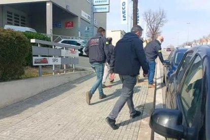 Guardias civiles saliendo ayer del registro de la sede de ambulancias Egara en Terrassa.