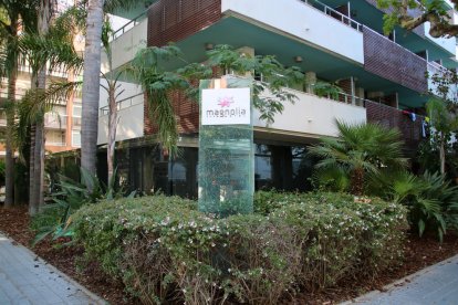 L'exterior de l'hotel Magnolia de Salou on una dona ha mort de forma violenta

Data de publicació: dilluns 03 de juliol del 2023, 09:11

Localització: Barcelona/Salou

Autor: Mar Rovira