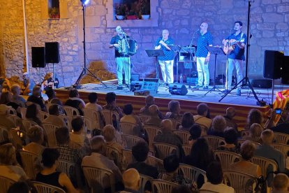 Havaneres a Maials. Les havaneres del grup Cavall Bernat van sonar divendres a la plaça Maneta de Maials.