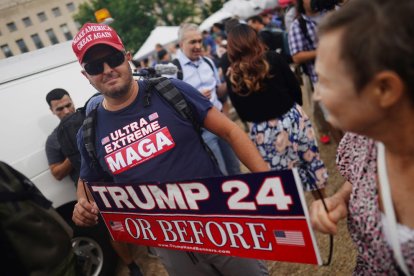 Manifestants recolzen Trump ahir davant del tribunal a Washington.