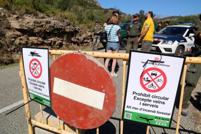 Mossos i Agents Rurals tallen un accés al parc dels Ports.