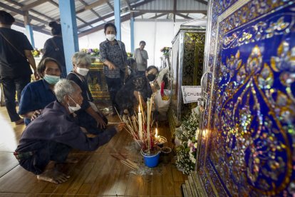 Familiares en el funeral de una de las víctimas de la masacre.