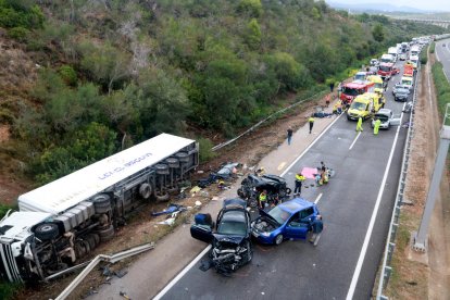 En el accidente se vieron involucrados un camión, que volcó, y cuatro turismos. 