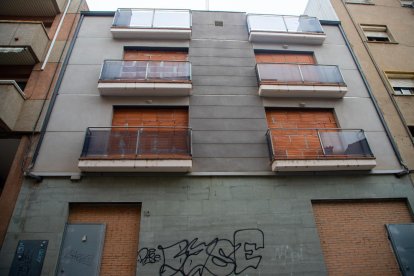 Un edifici tapiat al carrer arnald de Solsona.