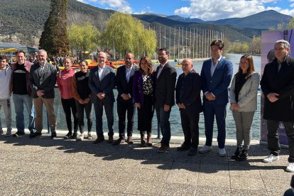 La consejera|consellera de la Presidencia, Laura Vilagrà, en una fotografía de grupo después de presentar la candidatura de la Seu d'Urgell y Sort a los campeonatos del mundo de piragüismo de 2027.