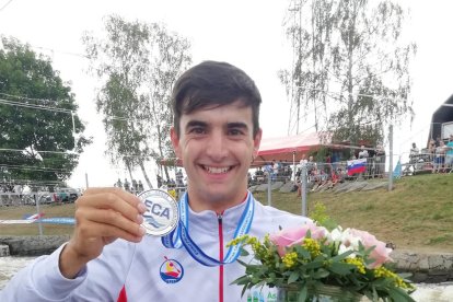 Miquel Travé mostra feliç la medalla de plata aconseguida ahir.