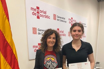 Helena Pubill, de l'institut Guindàvols de Lleida, amb el segon premi de la vuitena edició del Premi de Recerca en Memòria Democràtica