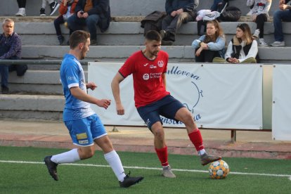 Un jugador de la Seu d’Urgell tapa Mikel, que controla la bimba al límit del terreny de joc.