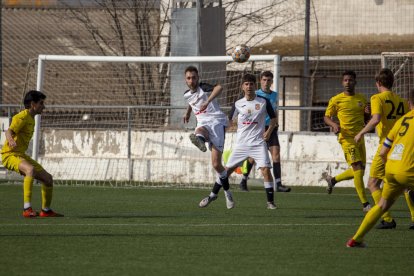 Un jugador del Borges centrant a l’àrea del Vilanova.