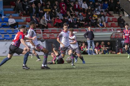 Els jugadors del Tàrrega i del Gavà lluiten per la pilota ahir durant el partit.