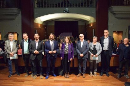 El conseller de Territorio, Juli Fernàndez, y la consellera de la Presidencia, Laura Vilagrà, en una fotografía con otras autoridades antes de presentar la Estrategia del Pirineo a la Seu d'Urgell este lunes.