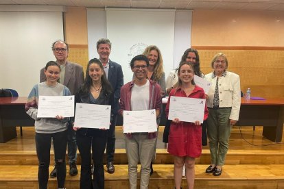 Foto de familia de todos los alumnos galardonados.