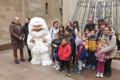 Uno de los Yetis posa junto a un grupo de niños de Benavent del Segrià, el alcalde, Miquel Pueyo, y los concejales de Cultura y Fiestas.