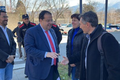 El conseller d'Interior, Joan Ignasi Elena, i l'alcalde de la Seu d'Urgell, Francesc Viaplana, saludant a integrants dels mossos a l'arribada a la comissaria de la Seu d'Urgell.