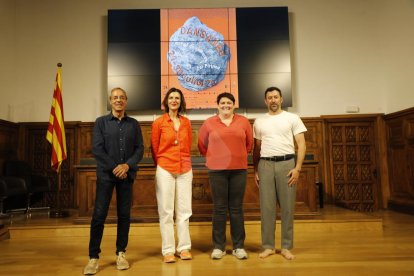 El presidente del Consejo Cultural de les Valls d'Àneu, Ferran Rella, la directora del Dansàneu, Rut Martínez, la vicepresidenta del IEI, Estefania Rufach, y el bailarín Magí Serra en la presentación del 32.º Dansàneu en Lleida.