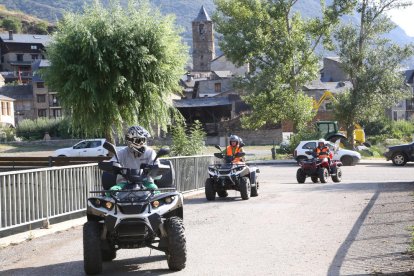 Imagen de una ruta con quads por el municipio de Rialp. 