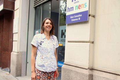 La doctora Violeta Bitterman a les portes de l'hospital HM Nens.