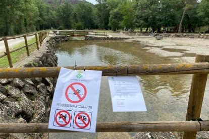 L’ajuntament ha instal·lat cartells que prohibeixen el bany.