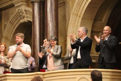 Alcaldes del Lluçanès después de la votación en el pleno del Parlament.