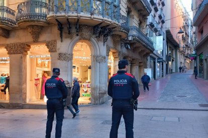 Agentes con los nuevos uniformes en el Eix Comercial de Lleida.