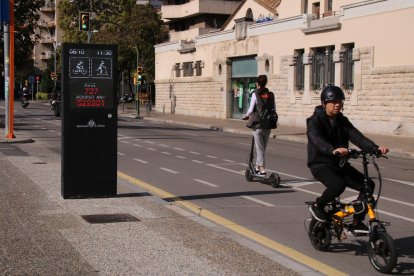 Vehículos de movilidad personal circulando por el carril bici de la carretera Santa Eugènia de Girona.