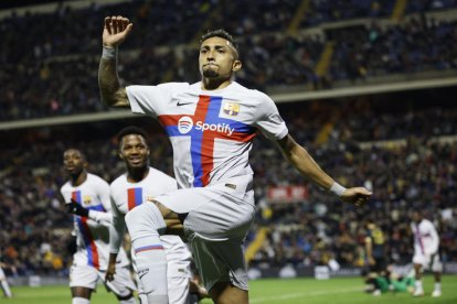 Raphinha celebra su gol que suponía en ese momento el 2-3.