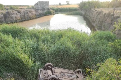 Vehicle bolcat ahir en una sortida de via a Belianes.