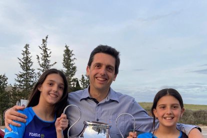 Pare i filles, amb la copa de campions de Lliga del Borges Vall.