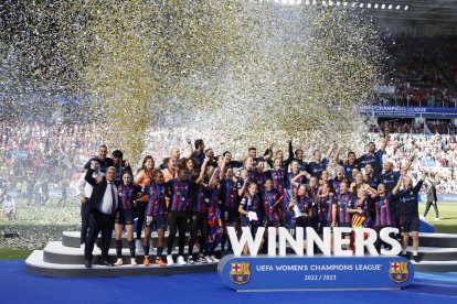 Alèxia Putellas aixeca el títol de la Champions, el segon de la història blaugrana després del de 2021, aconseguit després de remuntar un 0-2 favorable al Wolfsburg al descans.