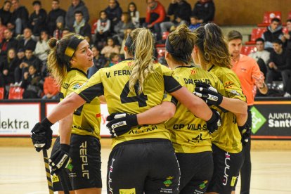 Las jugadoras del Vila-sana celebran uno de los cinco tantos que anotaron ayer ante el Sant Cugat.