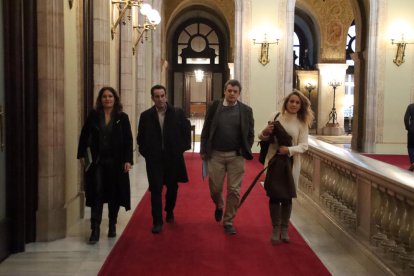 La consellera Laura Vilagrà, a la izquierda, encabezó ayer la negociación del Govern con el PSC.