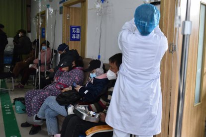 Una enfermera trata a pacientes infectados con Covid-19 en un hospital ciudad  china de Fuyang.