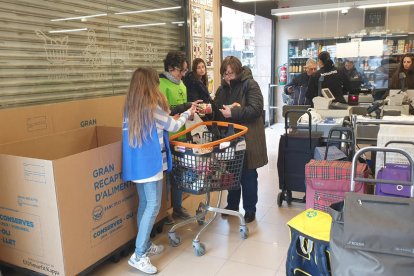 Recollida de queviures perquè el Banc d’Aliments els pugui repartir entre persones necessitades.